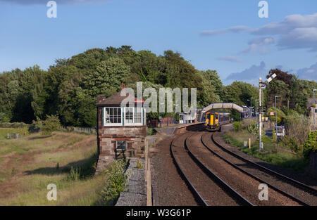 Arriva Nord classe rampa 156 sprinter treno a Arnside stazione ferroviaria con la Furness railway casella segnale e segnale di semaforo Foto Stock