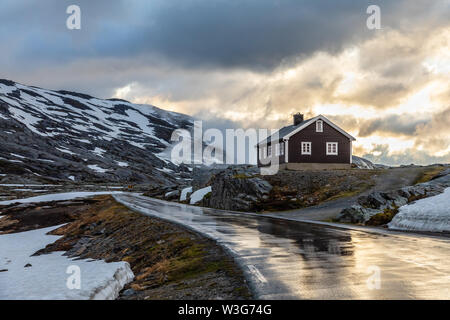 Casa isolata nei raggi del tramonto sulla strada da Dalsnibba a Geiranger fjord, Geiranger, Sunnmore, Romsdal county, Norvegia occidentale Foto Stock