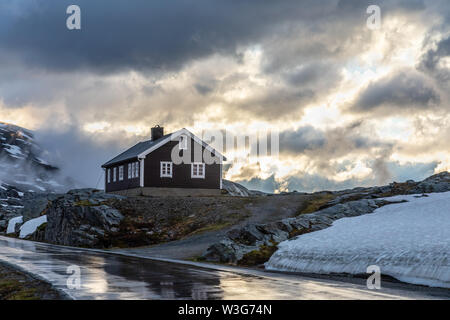 Casa isolata nei raggi del tramonto sulla strada da Dalsnibba a Geiranger fjord, Geiranger, Sunnmore, Romsdal county, Norvegia occidentale Foto Stock