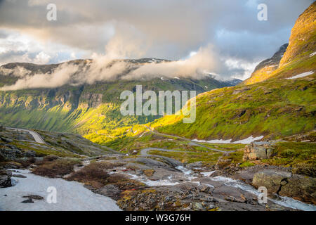 Strada curva e la valle di montagna panorama sulla strada da Dalsnibba a Geiranger fjord, Geiranger, Sunnmore, Romsdal county, Norvegia occidentale Foto Stock