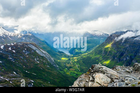 Vista del Fiordo di Geiranger con verde valle circondata da montagne, Geiranger, regione Sunnmore, More og Romsdal county, Norvegia Foto Stock