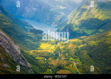 Vista del Fiordo di Geiranger con verde valle circondata da montagne, Geiranger, regione Sunnmore, More og Romsdal county, Norvegia Foto Stock