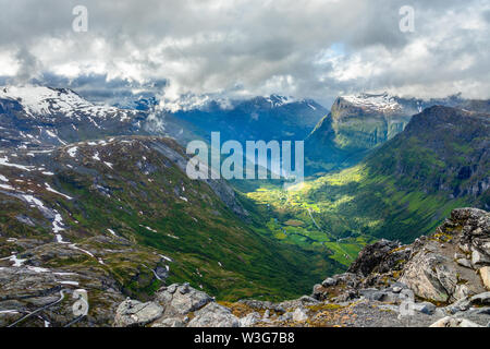 Vista del Fiordo di Geiranger con verde valle circondata da montagne, Geiranger, regione Sunnmore, More og Romsdal county, Norvegia Foto Stock