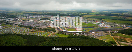 Una veduta aerea del circuito di Silverstone su F1 il giorno della gara 2019 da un elicottero sopra il circuito del Northamptonshire. Foto Stock