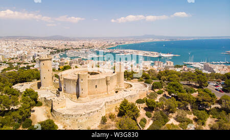 La città di Palma. Il castello di Bellver sul primo piano. Maiorca, isole Baleari, Spagna Foto Stock