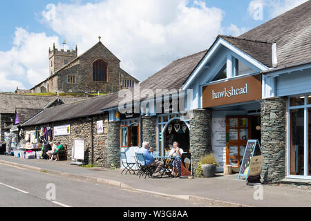 Hawkshead famiglia outdoor outfitters shop, il loro originale e falgship store in Hawkshead village, Cumbria, England, Regno Unito Foto Stock