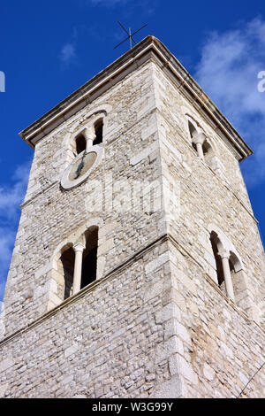 Il campanile della chiesa parrocchiale di Sant'Anselmo, Župna crkva Sv. Anselma, Nin, Croazia, Europa Foto Stock