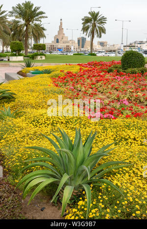 Fiore bellissimo letto con la fioritura di fiori colorati nella parte anteriore della moschea a spirale Doha Foto Stock