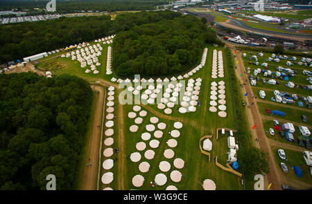 Una veduta aerea del lusso Glamping campana campo tenda a Silverstone Woodlands campeggio sul bordo del circuito di Silverstone su F1 il giorno della gara 2019 da un Foto Stock
