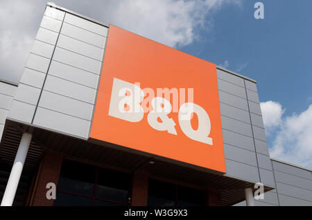 La vetrina del rivenditore presso il B&Q a Stanley Green Retail Park a Handforth, Cheshire, Regno Unito. Foto Stock