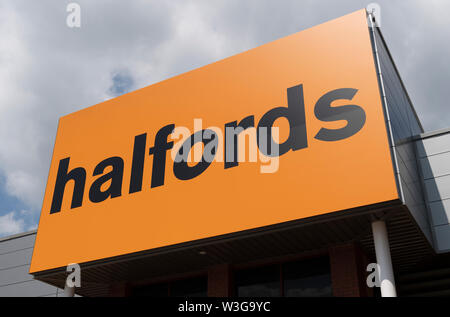 La vetrina del rivenditore Halfords a Stanley Green Retail Park a Handforth, Cheshire, Regno Unito. Foto Stock