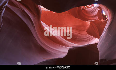 Colpo d'acqua ha eroso le pareti di minore Antelope Canyon Foto Stock