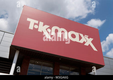 La vetrina del rivenditore TK Maxx a Stanley Green Retail Park a Handforth, Cheshire, Regno Unito. Foto Stock