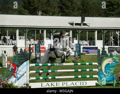 Cinquantesimo annuale di Lake Placid horse show (LPHS) a Lake Placid NY, STATI UNITI D'AMERICA. 700 cavalli hanno gareggiato nel 2019 Cacciatore e il ponticello concorrenza in Lake Placid. Foto Stock