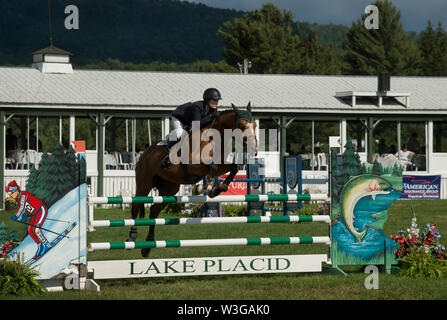 Cinquantesimo annuale di Lake Placid horse show (LPHS) a Lake Placid NY, STATI UNITI D'AMERICA. 700 cavalli hanno gareggiato nel 2019 Cacciatore e il ponticello concorrenza in Lake Placid. Foto Stock