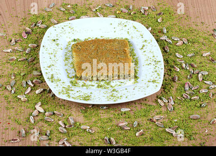 Il miglior bagno turco baklava fresco kadayif fistikli sulla piastra è riempito con pistacchio verde in polvere Foto Stock