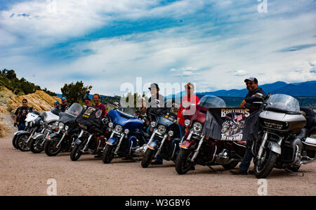 Gruppo di Harley-Davidson bikes, piloti in Colorado in vacanza. Bike club, amici. Soleggiato, giorno di estate in Colorado. Foto Stock