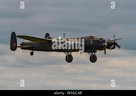 La RAF Battle of Britain Memorial Flight Avro Lancaster Bomber preparazione a terra alla RNAS Yeovilton, Regno Unito dopo il display per la Giornata dell'aria su 13/7/19. Foto Stock