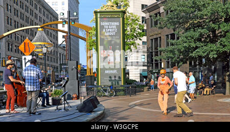 Le persone ballano con una band dal vivo all'aperto nello U.S. Bank Plaza durante il programma settimanale "Dancing Under the Stars" a Playhouse Square, Cleveland, Ohio. Foto Stock