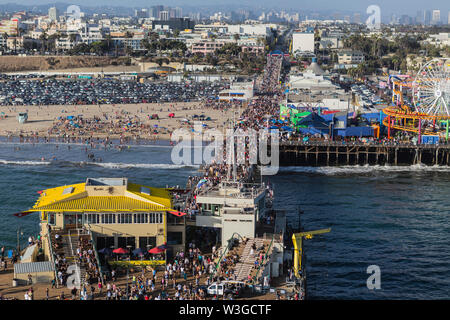 Santa Monica, California, Stati Uniti d'America - 6 Agosto 2016: antenna di una folla di gente che sul famoso molo di Santa Monica vicino a Los Angeles. Foto Stock