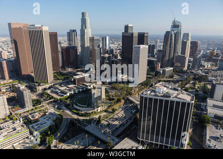 Los Angeles, California, Stati Uniti d'America - 6 Agosto 2016: antenna Pomeriggio di edifici e strade nel centro cittadino di Los Angeles. Foto Stock