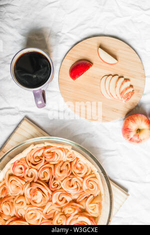 Rosa apple pie tart contro uno sfondo bianco Foto Stock