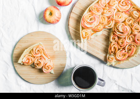 Rosa apple pie tart contro uno sfondo bianco Foto Stock