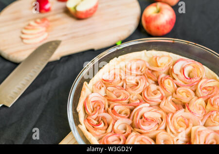 Rosa apple pie tart su sfondo nero Foto Stock