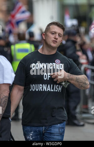 Londra, Regno Unito. 11 luglio 2019. Tommy Robinson, vero nome Stephen Yaxley-Lennon, arriva a Old Bailey corte con una prigione borsa pronto per la condanna dopo essere stato trovato colpevole di disprezzo della corte per le riprese al di fuori di Leeds Crown Court durante un processo penale lo scorso anno e trasmissioni in diretta su social media. Credito: Guy Corbishley/Alamy Live News Foto Stock