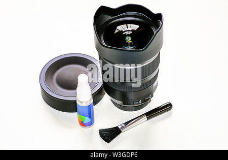 Tamron 15-30mm ultra grandangolo con bulbo elemento anteriore in vista superiore con kit di pulizia isolati su sfondo bianco Foto Stock