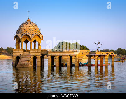 JAISALMER, INDIA - CIRCA NOVEMBRE 2018: vista del lago Gadsisar in Jaisalmer. Questa è una panoramica di acqua piovana lago circondato da piccoli templi e santuari