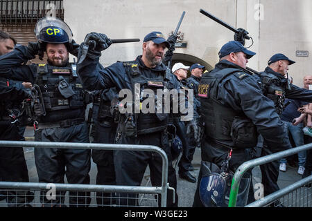 Londra, Regno Unito. 11 luglio 2019. Arrabbiato scene di disordini civili al di fuori di Old Bailey corte tra la polizia e i sostenitori di Tommy Robinson. Condannato sotto il suo vero nome di Stephen Yaxley-Lennon, una pena detentiva di 19 settimane viene ordinato dopo Tommy Robinson è stato trovato colpevole di disprezzo della corte per le riprese al di fuori di Leeds Crown Court durante un processo penale lo scorso anno e trasmissioni in diretta su social media. Credito: Guy Corbishley/Alamy Live News Foto Stock