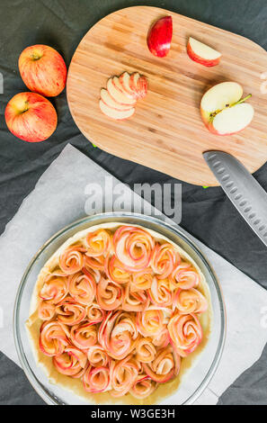 Rosa apple pie tart su sfondo nero Foto Stock
