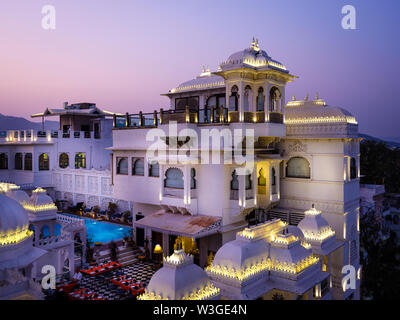 UDAIPUR, INDIA - CIRCA NOVEMBRE 2018: terrazza dell'Hotel Udai Kothi nella notte in Udaipur. La città è la capitale storica del regno di Mewa Foto Stock
