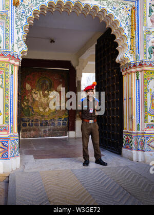 UDAIPUR, INDIA - CIRCA NOVEMBRE 2018: Protezione del City Palace di Udaipur. La città è la capitale storica del regno di Mewar. Circondato da Ara Foto Stock