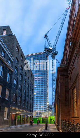 Il punto centrale palazzo visto sullo sfondo di un cantiere da Sutton Row, London W1, Inghilterra, Regno Unito. Foto Stock