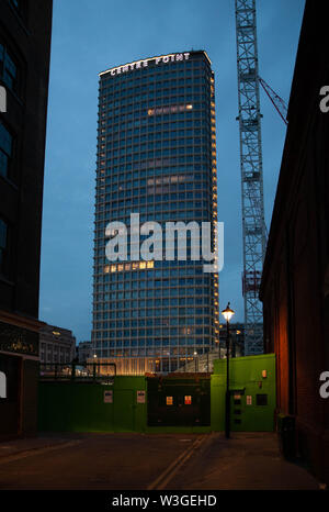 Edificio del Center Point visto come lo sfondo di un edificio a Sutton Row, Londra W1, Inghilterra, Regno Unito. Foto Stock