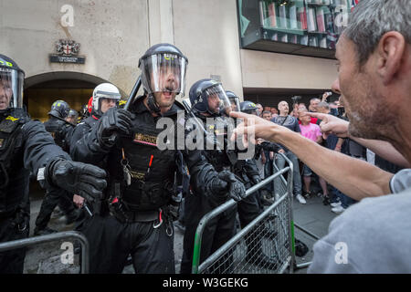 Londra, Regno Unito. 11 luglio 2019. Arrabbiato scene di disordini civili al di fuori di Old Bailey corte tra la polizia e i sostenitori di Tommy Robinson. Condannato sotto il suo vero nome di Stephen Yaxley-Lennon, una pena detentiva di 19 settimane viene ordinato dopo Tommy Robinson è stato trovato colpevole di disprezzo della corte per le riprese al di fuori di Leeds Crown Court durante un processo penale lo scorso anno e trasmissioni in diretta su social media. Credito: Guy Corbishley/Alamy Live News Foto Stock