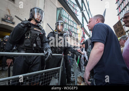 Londra, Regno Unito. 11 luglio 2019. Arrabbiato scene di disordini civili al di fuori di Old Bailey corte tra la polizia e i sostenitori di Tommy Robinson. Condannato sotto il suo vero nome di Stephen Yaxley-Lennon, una pena detentiva di 19 settimane viene ordinato dopo Tommy Robinson è stato trovato colpevole di disprezzo della corte per le riprese al di fuori di Leeds Crown Court durante un processo penale lo scorso anno e trasmissioni in diretta su social media. Credito: Guy Corbishley/Alamy Live News Foto Stock