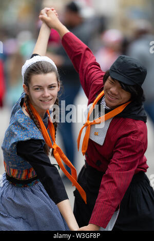 Holland, Michigan, Stati Uniti d'America - 11 Maggio 2019: Tulip Time Festival, giovane donna e uomo indossando il tradizionale olandese ballerini di abbigliamento per le strade di Olanda, Foto Stock