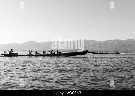 Lago Inle, MYANMAR - 28 novembre, 2018: foto in bianco e nero degli enti locali la barca di legno con i turisti in barca a vela nel Lago Inle, Myanmar Foto Stock