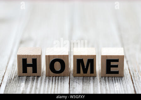 Lettere dell'alfabeto parola casa su uno sfondo di legno Foto Stock