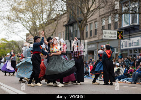 Holland, Michigan, Stati Uniti d'America - 11 Maggio 2019: Tulip Time Festival, giovani donne che indossano Olandese tradizionale danza abbigliamento per le strade di Olanda, Michigan Foto Stock