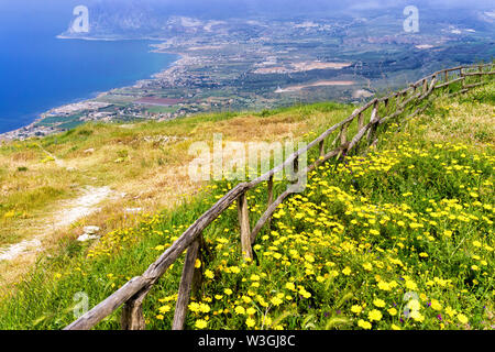 Vista del mare Mediterraneo dal castello normanno nella storica cittadina di Erice in Sicilia, Italia. Foto Stock