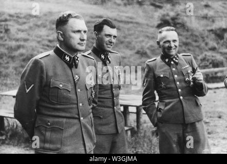 Auschwitz, tre ufficiali SS socializzare sui motivi del ritiro SS al di fuori di Auschwitz, 1944. Da sinistra a destra essi sono: Richard Baer (Comandante di Auschwitz), il dott. Josef Mengele e Rudolf Hoess (l'ex comandante di Auschwitz). Foto Stock