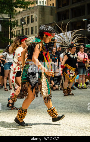 Downtown, Chicago-July 13, 2019: Native Aztec performance di danza. Protesta contro il ghiaccio e la Pattuglia di Confine nei centri di detenzione. Foto Stock