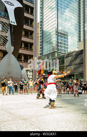 Downtown, Chicago-July 13, 2019: Native Aztec performance di danza. Protesta contro il ghiaccio e la Pattuglia di Confine nei centri di detenzione. Foto Stock