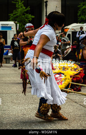 Downtown, Chicago-July 13, 2019: Native Aztec performance di danza. Protesta contro il ghiaccio e la Pattuglia di Confine nei centri di detenzione. Foto Stock