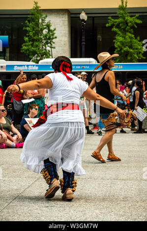 Downtown, Chicago-July 13, 2019: Native Aztec performance di danza. Protesta contro il ghiaccio e la Pattuglia di Confine nei centri di detenzione. Foto Stock