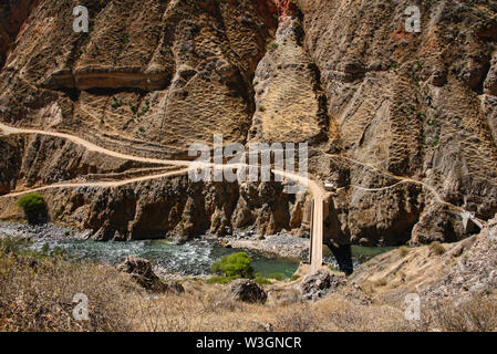 Il Fiume Colca che corre attraverso il Grande Canyon del Colca, Perù Foto Stock